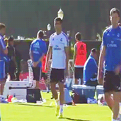 Gif animado, Cristiano Ronaldo salta por encima de un compañero