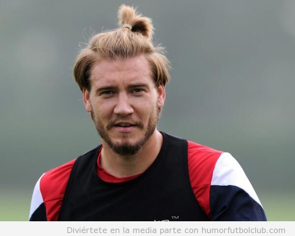 Foto graciosa del futbolista Nicklas Bendtner con peinado Samurai
