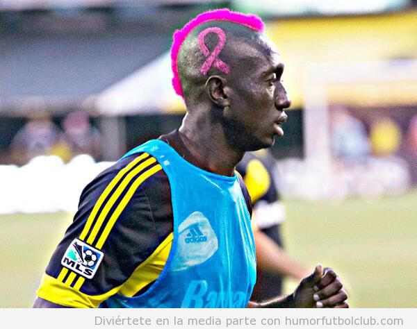 Dominic Oduro, futbolista del COlumbus Crew con el pelo rosa y el lazo del cáncer de mama
