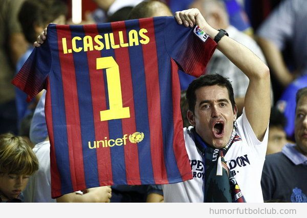Un aficionado sostiene una camiseta del Barça con el nombre de Iker Casillas