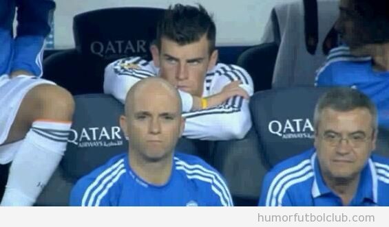 Cara de enfado de Gareth Bale en el banquillo en el Real Madrid Barça