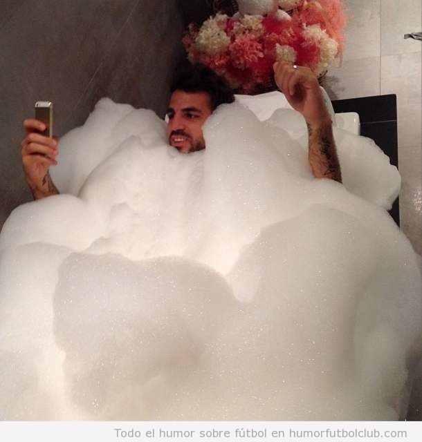 Foto curiosa de Cesc Fàbregas en un baño de espuma jugando al Candy Crush