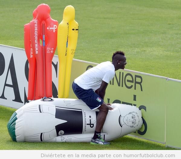 Foto graciosa de Mario Balotelli haciendo tonterías con un muñeco hinchable