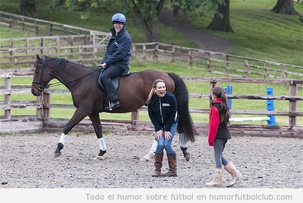 Foto graciosa, Owen monta a caballo por primera vez y su mujer se ríe
