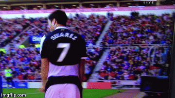 Gif fútbol gracioso, Luis Suarez es derribado mientras celebra un gol