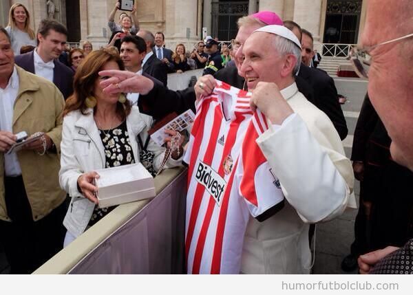 El Papa Francisco con la camiseta del Sunderland