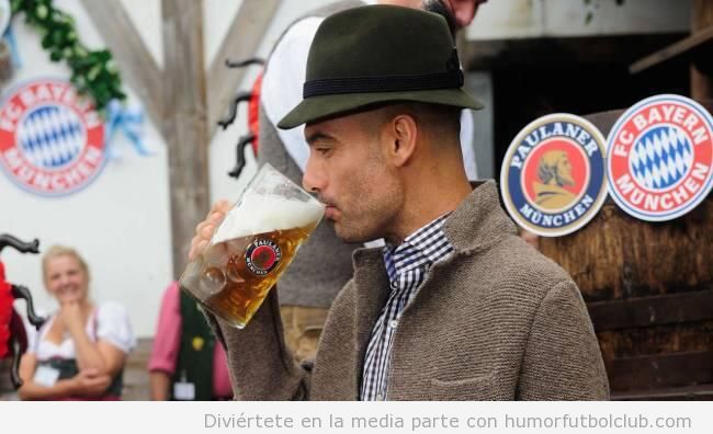 Pep Guardiola en lederhosen bebe cerveza en Oktoberfest