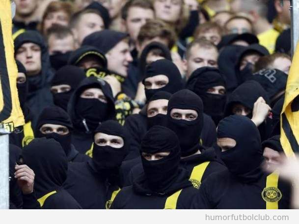 Foto de los ultras del Borussia Dortmund con pasamontañas en el derby ante el Schalke