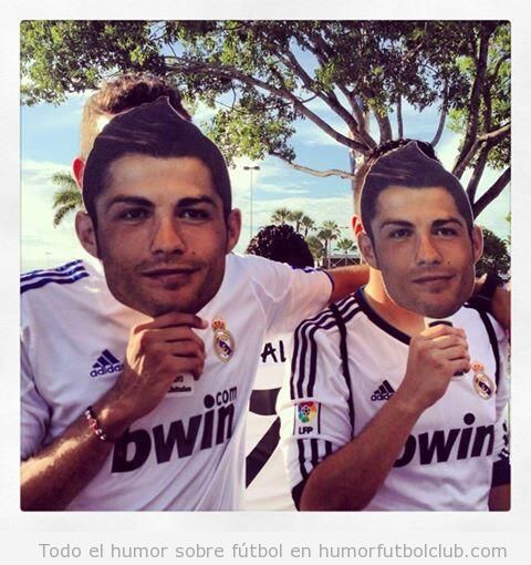 Foto de aficionados del Real Madrid con una máscara de Cristiano Ronaldo