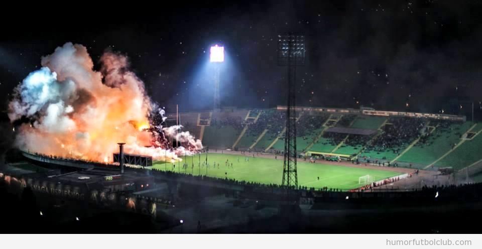 Foto de los aficionados en un derby en Sarajevo envuelto en humo y llamas