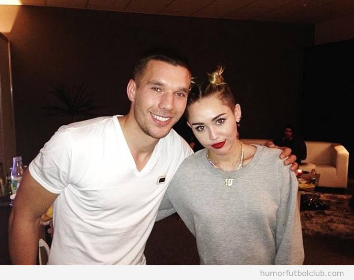 Foto del futbolista Lukas Podolski con Miley Cyrus