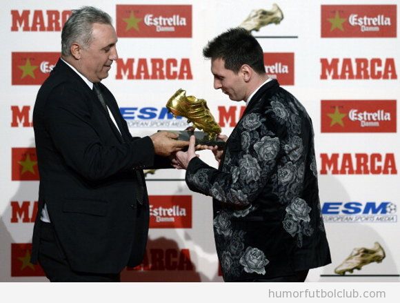 Messi recoge la bota de oro con chaqueta de flores