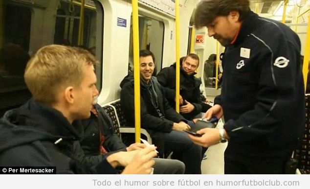 Foto curiosa, Per Mertesacker en el metro de Londres, un inspector le pide el ticket