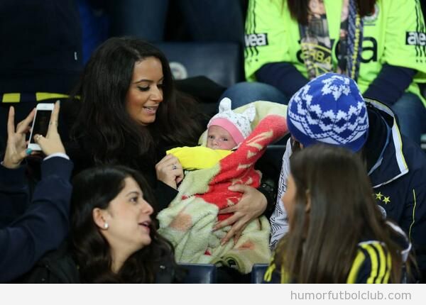 Bebé de un mes en el partido Fenerbahce vs Akhisar
