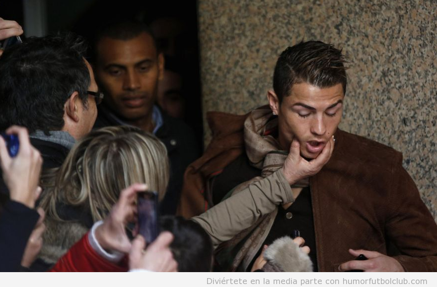 Un fan del Real Madrid aprieta la cara a Cristiano en el Museo de Cera