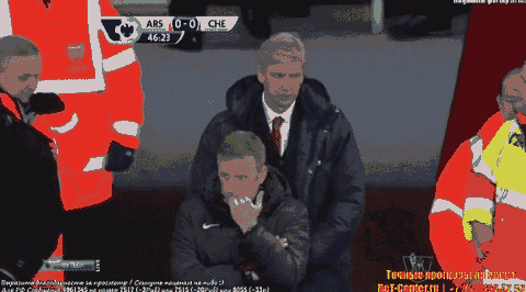 Gif animado fútbol Arsene Wenger se pelea con la cremallera de su abrigo
