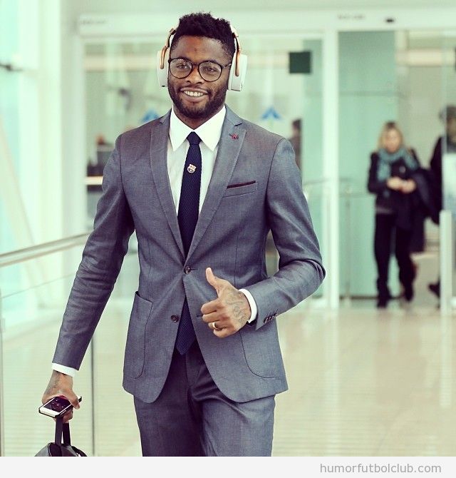 Alex Song Barça con auriculares gandes hipsters