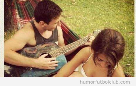 Foto de Messi tocando guitarra a su novia en una hamaca