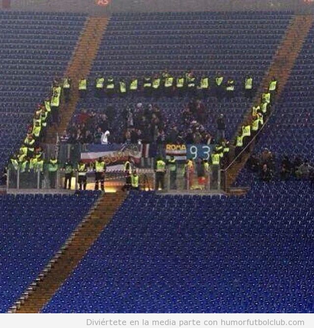 Guardias seguridad rodean a aficionados de Sampdoria en Roma