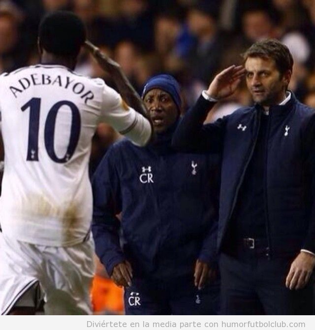 Foto curiosa del entrenador Spurs saluda a Abdebayor