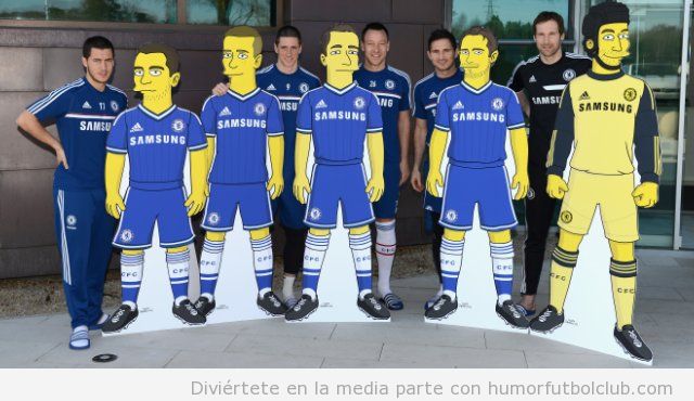 Foto graciosa de los futbolistas Chelsea posan con sus Simpson