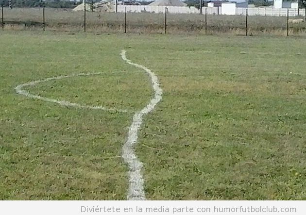 Foto graciosa campo fútbol líneas mal pintadas, encargado borracho