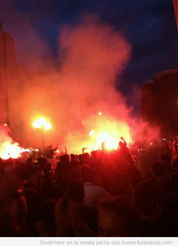 Foto de la fiesta antes del derby Betis vs Sevilla con bengalas