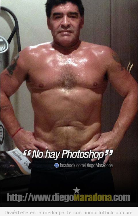 Foto de Maradona posando con músculos y la frase No hay Photoshop