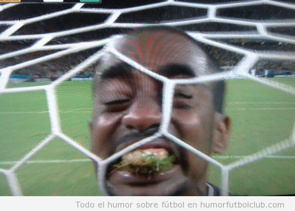 Foto graciosa jugador Costa MArfil come césped para celebrar gol vs Grecia