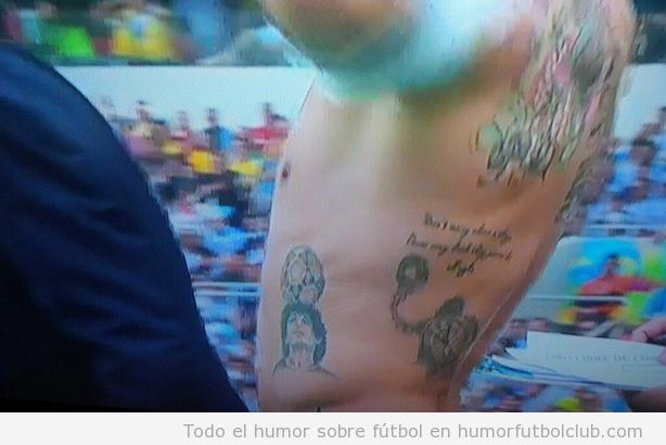 El futbolista argentino Lavezzi lleva un tatuaje de Maradona