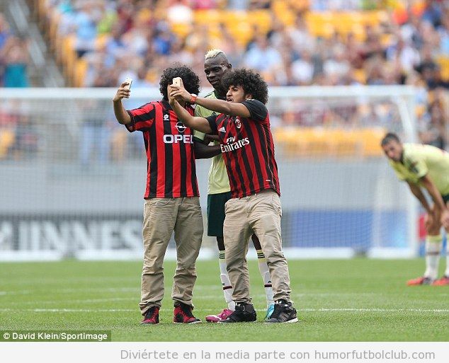 Selfie Balotelli con dos espontáneos en el Milan vs City 2