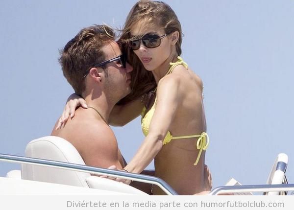 Mario Gortze y su novia de vacaciones en Ibiza
