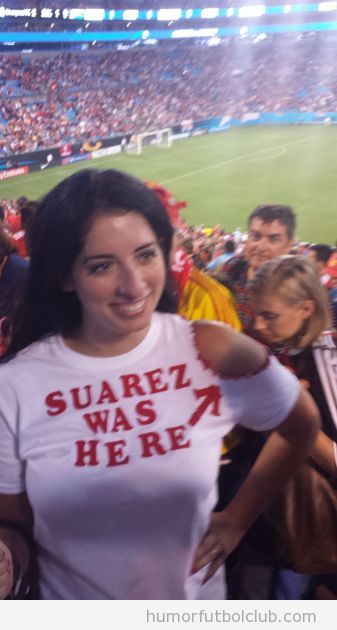 Camiseta graciosa Luis Suárez con el hombro roto