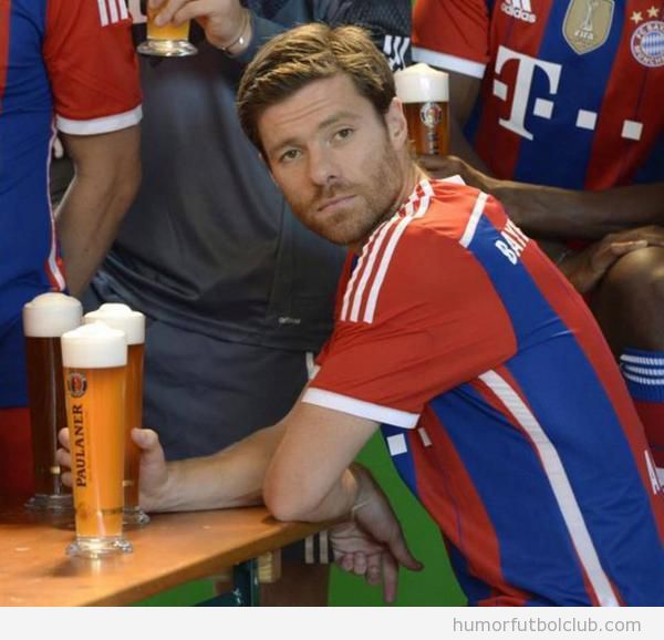 Foto Xabi Alonso bebiendo cerveza en Munich