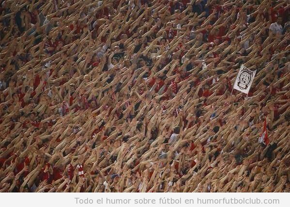Foto bonita fútbol, aficionados Bayern Munich en Roma