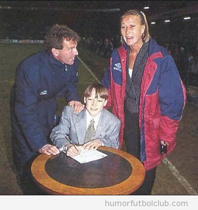 John Terry de niño, firmando su contrato con el Chelsea