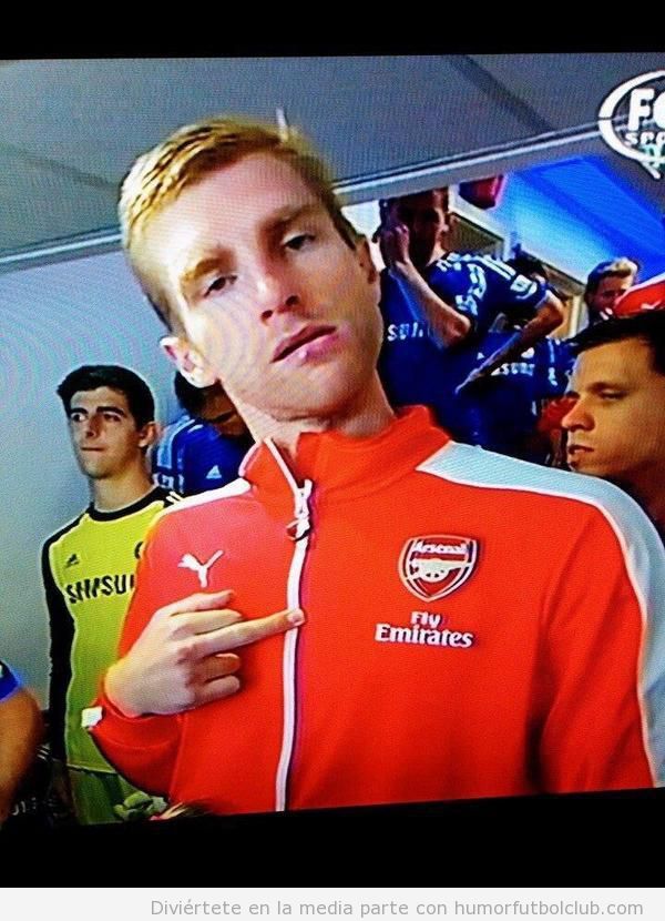 Foto graciosa jugador Arsenal haciendo el fuck off