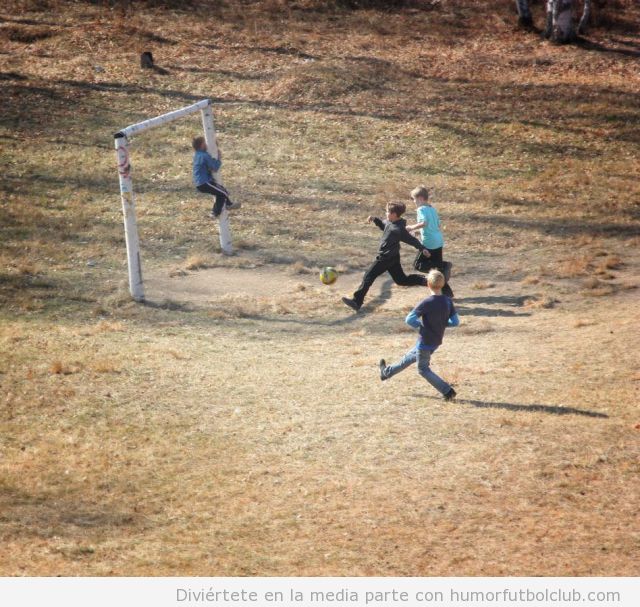 Foto de niños jugando a fútbol en el campo
