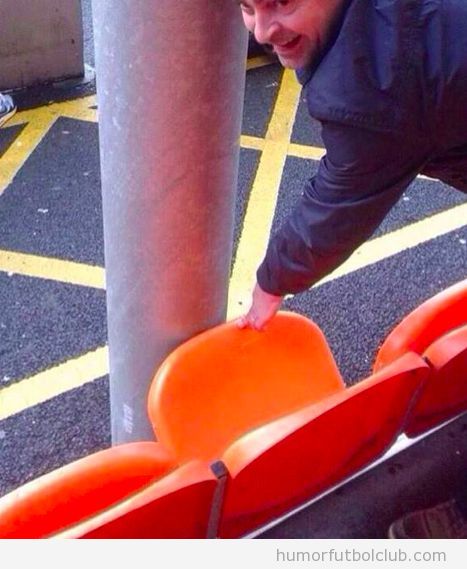Foto graciosa aficionado Bolton Wanderers, asiento en Blackpool