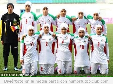 Selección femenina fútbol Irán con hombres