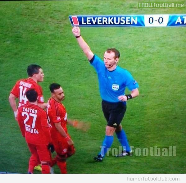 Foto graciosa efecto óptico Leverkusen vs Atlético Madrid