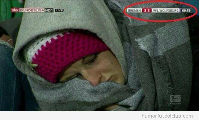 Foto graciosa chica dormida en un partido de fútbol