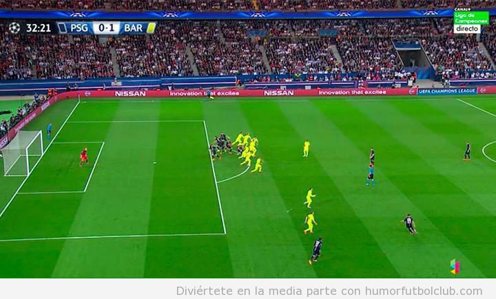 Foto defensa del Barça en una falta del PSG