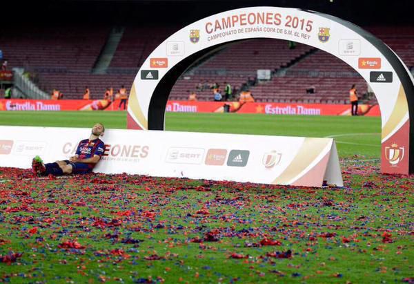 Foto graciosa Dani Alves celebración Copa Rey Barça 2015