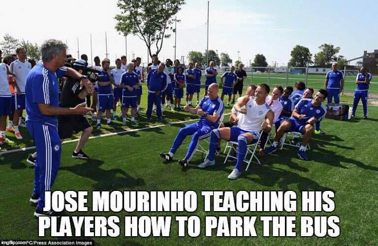 Foto graciosa Mourinho y su equipo aparcando un autobús