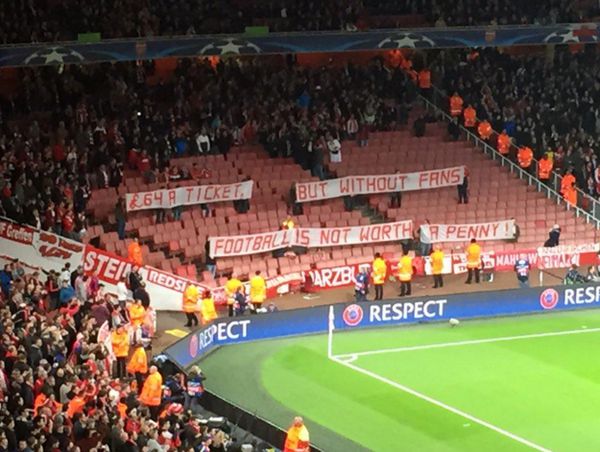 Protesta aficionados Bayern Munich por el precio entradas Champions contra Arsenal