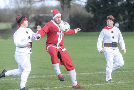 Partido fútbol vestidos Santa Claus y elfos 2