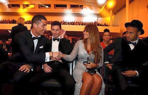 Foto de la mujer de Messi saludando a Cristiano Ronaldo en Balón de Oro 2015