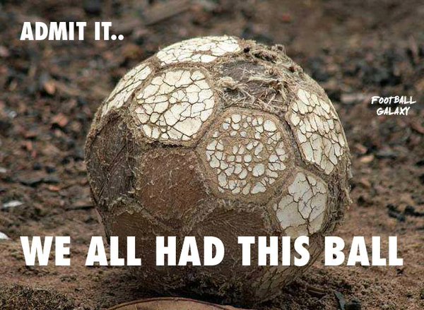 Balón fútbol de cuero destrozado