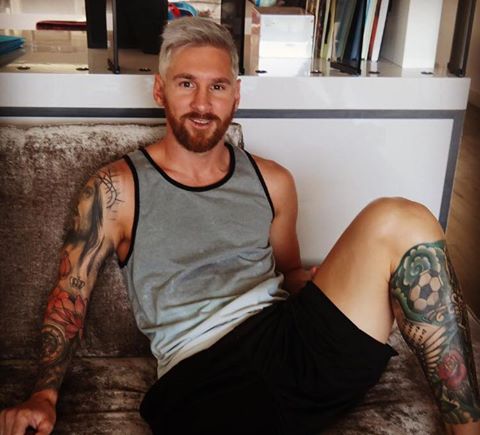 Leo Messi con nuevo look, rubio platino y tatuajes